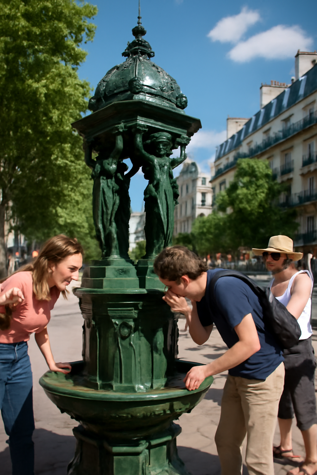 découvrez nos conseils pour profiter des fontaines publiques à paris et rester hydraté en toute sécurité durant les vagues de chaleur. informez-vous sur les meilleurs emplacements, les astuces pratiques et les précautions à prendre pour passer un été agréable tout en prenant soin de votre santé.